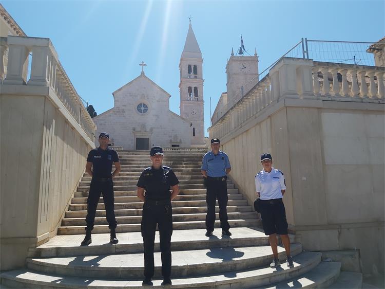 Slika /PU_SD/Slike/strani policijski sluzbenici Supetar.jpg
